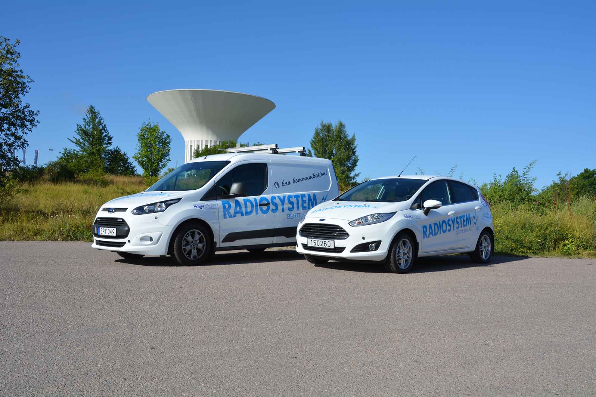 Bild på två bilar med Radiosystem Bertil Åhs logga på sidan