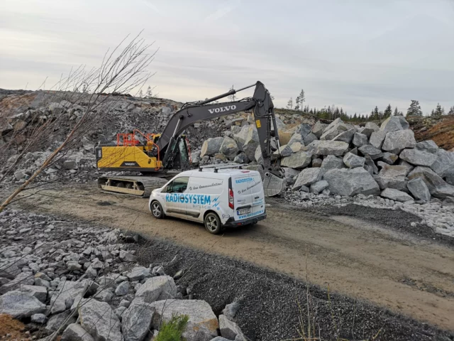 Installation eller felsökning i fält. Vissa maskiner är svåra att flytta på då åker vi på Radiosystem självklart ut i fält och utför arbetet.